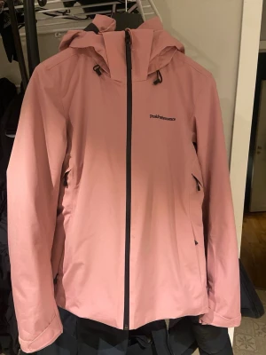 Rosa skidjacka från Peak Performance - Peak performance W Anima skidjacka. Mkt sparsamt andvänd och enbart andvänd i skidbacke( max 10gnr) så väldigt fint skick