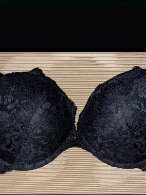 BH från Cubus – Endast Testad, Mycket Fint Skick - Säljer en BH från Cubus som endast är använd en gång för test. Den har därefter legat i garderoben en längre tid. Det finns några vita prickar på tyget, vilket framgår på bilderna. I övrigt är BH:n i fint skick.