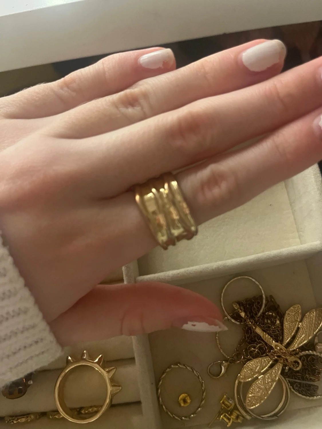 Guldfärgad bred ring med vågig form