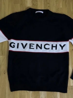 Svart Givenchy stickad tröja - Säljer en svart stickad tröja från Givenchy i storlek M.  Den är oanvänd och har inga skador ✅