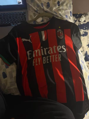 AC Milan fotbollströja Puma - Köpt på en marknad så osäker på om den är äkra