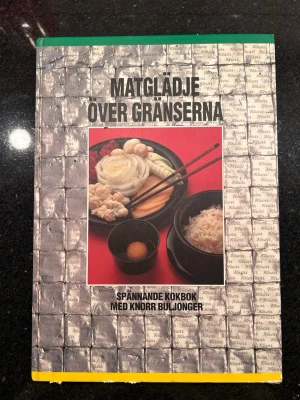 Matglädje över gränserna - Upptäck spännande recept från olika kulturer med denna kokbok! Perfekt för dig som vill testa nya smaker och laga mat med Knorrs buljonger. Inspirerande bilder och enkla instruktioner gör matlagningen rolig och lätt för alla. Skav längst ner på pärmen, sidorna är i mycket bra skick.