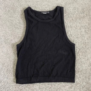 Svart ribbat linne från Stradivarius - Svart ribbat linne från stradivarius i mycket bra skick 💞