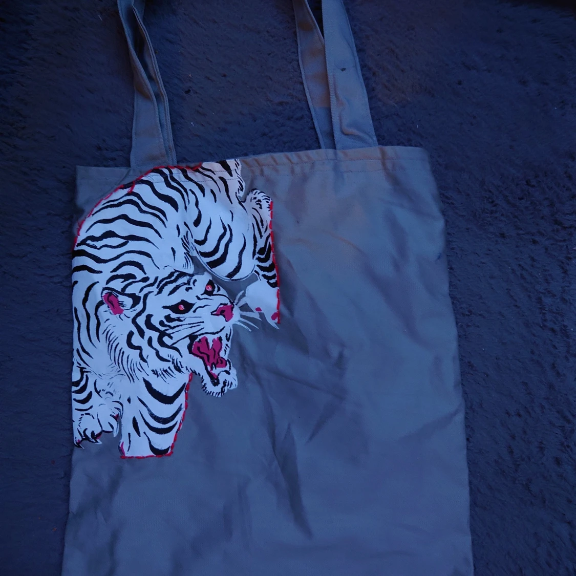 Tygväska med målat tigertryck