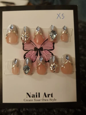 Blue diamonds lösnaglar Strl XS - 10st lösnaglar tillverkad av matt akryl, som är stark och hållbar. Nagelfil och applikator inkluderas.                                          Mått( båda vänster och höger är samma )  Tumme =       1,6 cm bredd längd 2 cm Pekfinger =   1,4 cm bredd längd 1,5 cm Långfinger = 1,4 cm bredd längd 1,5 cm Ringfinger = 1,4 cm bredd längd 1,5 cm Lillfinger =     1 cm bredd  längd  1,5 cm      OBS! Storleken är baserad på manuell mätning och kan variera med 1–2 cm. 