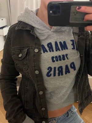 Svart jeansjacka med knappar - Säljer en svart jeansjacka🖤🖤