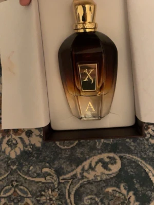 Alexandria II Parfum 100ml - Lyxig parfym från Xerjoff, Alexandria II Parfum. Flaskan rymmer 100 ml och levereras i en elegant förpackning med gulddetaljer. Perfekt för dig som vill sticka ut med exklusiv stil.