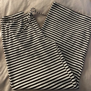 Randiga mjuka byxor - Byxorna kommer från Gina Tricot och jag köpte dessa för två månader sedan. De är i stolek XS men är väldigt rymliga. Jag har inte använt de så mycket så därför ser de helt nya ut. De är bruna men ser svarta ut på bild🤎