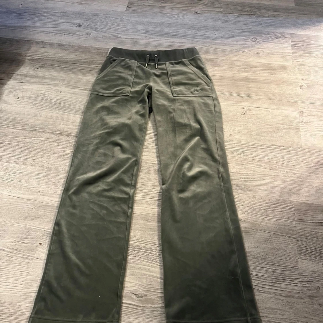 Olivgröna mjukisbyxor med snörning