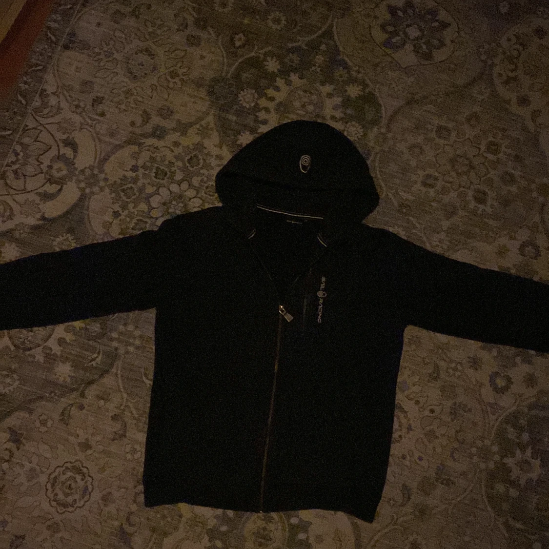 Marinblå hoodie från Sail Racing