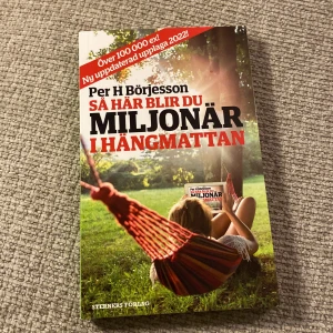 Så här blir du miljonär i hängmattan - Upptäck hur du kan bli miljonär på ett avslappnat sätt! Denna bok, uppdaterad 2022, ger dig smarta tips om ekonomi och investeringar, perfekt för unga vuxna som vill ta kontroll över sin framtid och samtidigt njuta av livet.