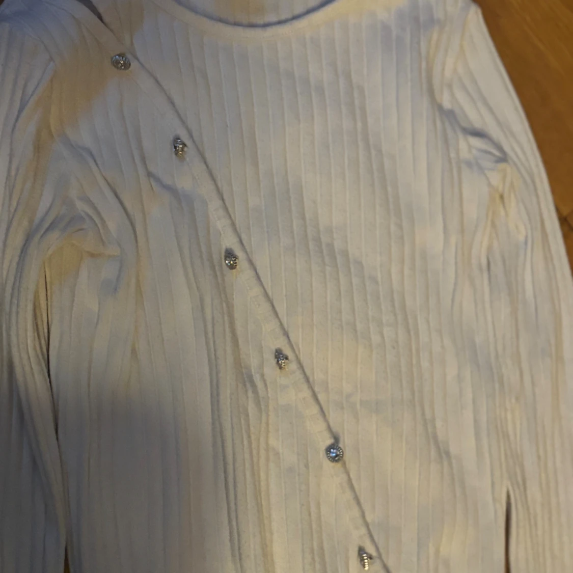 Vit ribbad kofta med glittriga knappar - 1