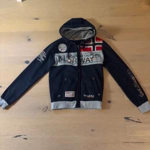 Geographical norway hoodie - Säljer denna riktigt feta geographical norway zip up. Tröjan är i rätt så bra skick och väldigt unik. Passar perfekt för dig som är 165-175cm. Modellen på bilden är 171. Hör av er ifall ni har några frågor!