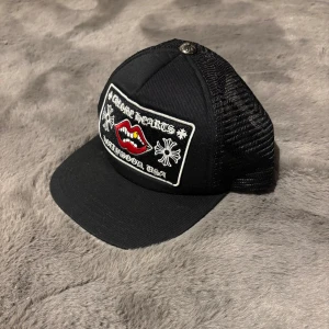  Chrome Hearts Keps - Tjena, säljer nu denna svarta Chrome Hearts. Hör av er vid ytligare frågor eller funderingar!