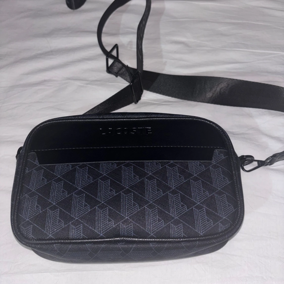 Svart axelväska från Lacoste