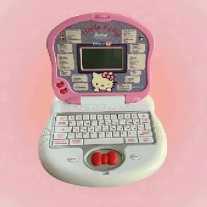 Hello Kitty Laptop - Söt Hello Kitty leksaksdator från Clementoni. Datorn har ett tangentbord med svenska och finska bokstäver och siffror. Pris då den ej säljs längre, Perfekt för dig som gillar kawaii, bokstäver, siffror och språk spel. Kan även användas som dekoration i rummet. 