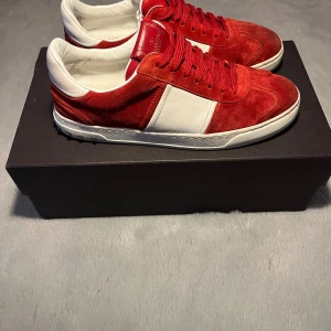 Valentino flycrews 40,5-42 - Valentino flycrews 40,5 | passar 41-42 | Röda | Box medföljer | alla nitar kvar | nästan nya | Hör av er