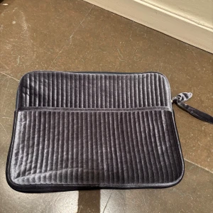 Datorfodral i sammet Mango - Från Mango, som nytt. Använd fåtal gånger. Mått 34x25x2. Marinblå/grå i färgen 