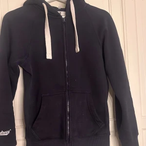 RUSSEMERCH TRÖJA  - Säljer den här jättefina tröjan ifrån russemerch eftersom jag vill köpa en storlek större den är använd några gånger och är inte i helt nytt skick men fortfarande i bra skick skriv för frågor eller bilder💕💕💕köp idag och få den för 400kr