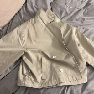 Kappa från lindex  - Säljer denna kappa köpt för 1000kr. Har lite små smink fläckar som enkelt går bort i tvätt. Storlek L men sitter som en S.