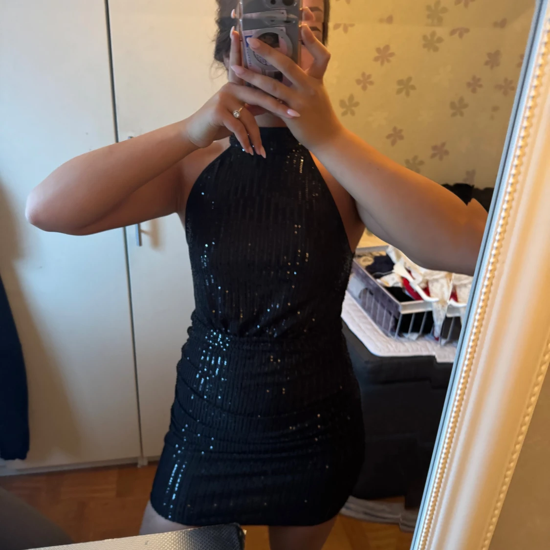 Svart glittrig halterneck klänning