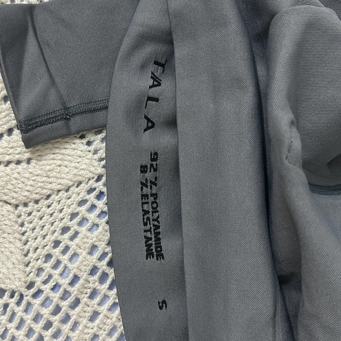 Grå croppad half zip tröja från TALA - 2