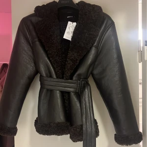 Jacka från Gina Tricot - Oanvänd jacka från Gina tricot i storlek small, prislapp kvar. Den med brun päls, var lite oklart i bilden! 