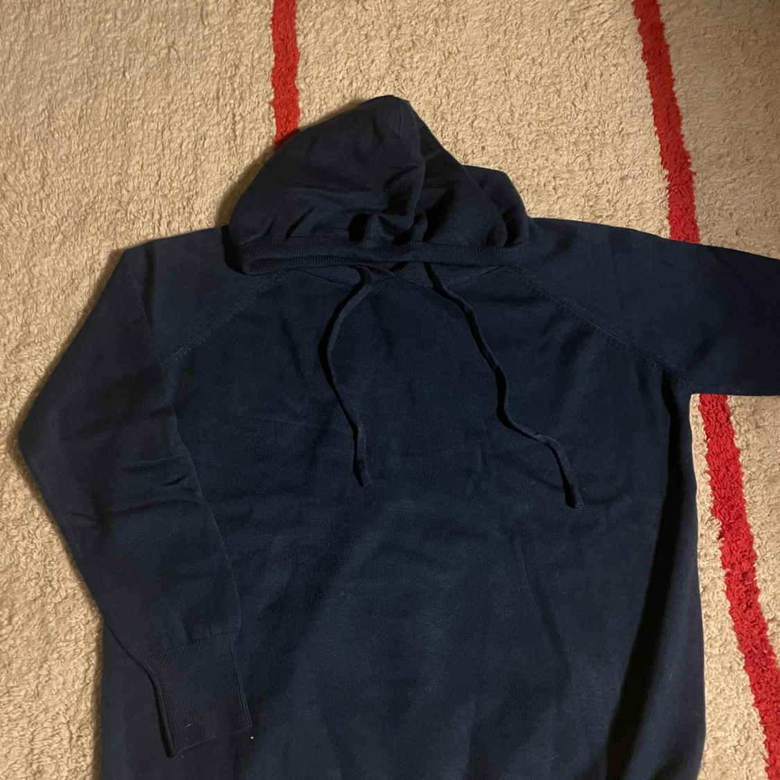 Två stickade hoodies med huva