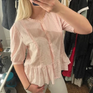 Rosa blus - Jättegullig blus från Lindex! En knapp saknas men jag syr tillbaka den innan jag skickar 💕💕