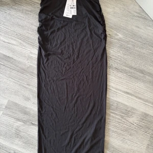 Mörkgrå kjol och en matchade tröja XS - En mörkgrå kjol helt ny fortfarande i sin pris lapp. Storleken är XS på kjolen. Tröjan är använder en gång och storlek är S. Det är ett matchande sett från Ginatricot 