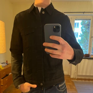 J.Lindeberg jacka svart  - Säljer denna sjukt snygga jacka från J.Lindeberg⭐️ Färgen är svart och storleken är M✅ Den har inga defekter och skicket är utomordentligt🙌🤝 Sjukt najs passform och passar perfekt till hösten🍁🙌 Tveka inte på att höra av er dig vid minsta fråga eller fundering😊