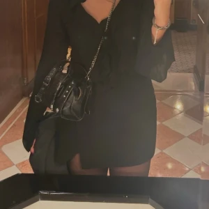 Svart omlottkortkjol med shorts - Svart omlottkortkjol med inbyggda shorts. Flitig använd men fortfarande fin.