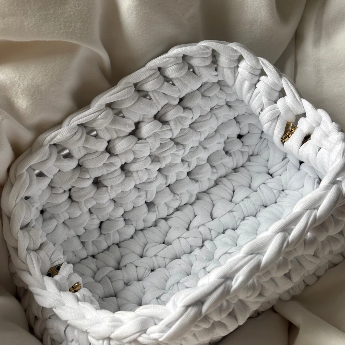 Handvirkad vit kuvertväska - 2