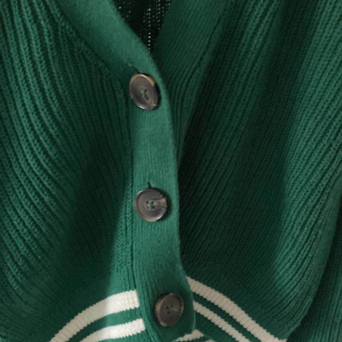 Grön kofta från Lindex med knappar - 2