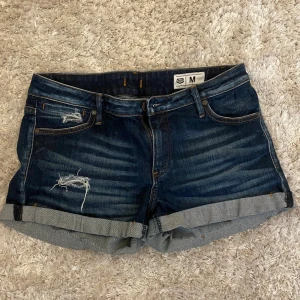 Mörkblå jeansshorts från Crocker - Snygga mörkblå jeansshorts från Crocker med klassisk femficksmodell och slitna detaljer💕midjemåttet är 39cm rakt över💕skriv om du vill ha fler bilder eller frågor💕