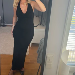 Svart långklänning  - Supersnygg svart långklänning med halterneck. Den är i skönt och stretchigh material. Perfekt till bal eller sittning! Den går nästan hela vägen ner till marken på mig som är 167 med klackar. Säljer då jag råkade köpa 2 stycken🥰