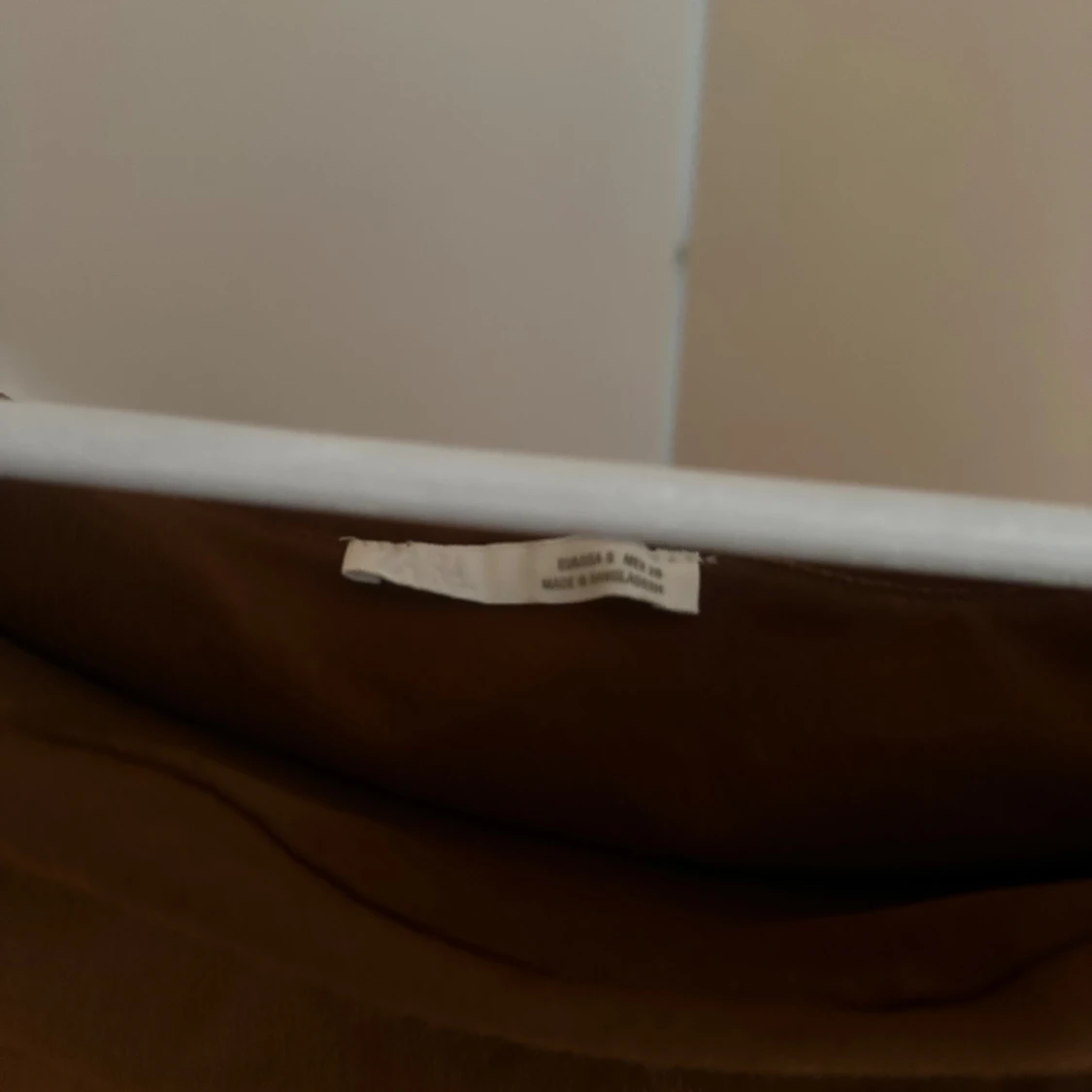 Brun kort klänning med volang - 1