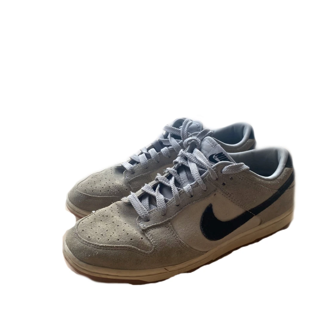 Nike Dunk Low i grå mocka - 1