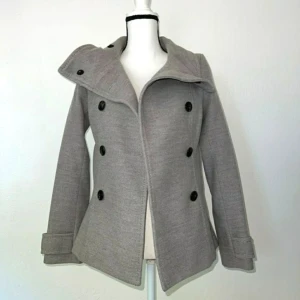 grå kappa/peacoat h&m - snygg kappa från h&m men måste tyvärr sälja. Den är i bra skick och använts få gånger. Man kan ha den knäppt hela vägen upp om det blir t.ex kallt. Den är varm till vintern 🤍