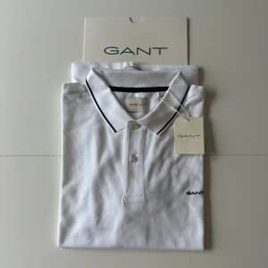 Pikétröja Gant - 👕Pikétröja   Märke: Gant Skick: 10/10 - Helt ny Storlek: XXL Pris: 420 kr 📦Skickas omgående eller hämtas i Lidköping  🧾Kvitto finns  🤔Frågor eller funderingar?  Då är det bara att höra av sig via dm eller maila till marloefashion@gmail.com  Tack för att du handlar hos Marloé Fashion. 