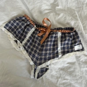 Odd Molly Shorts <3 - Rutiga korta pyjamasshorts från Odd Molly i storlek 0. Bra skick. Obs väldigt korta! <3