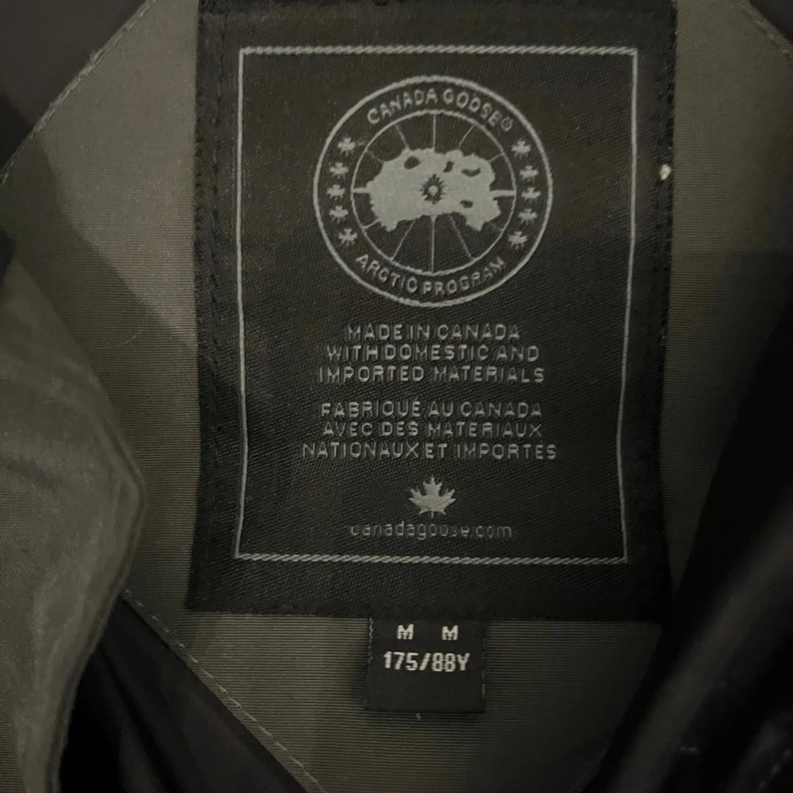 Grå pufferjacka från Canada Goose - 1