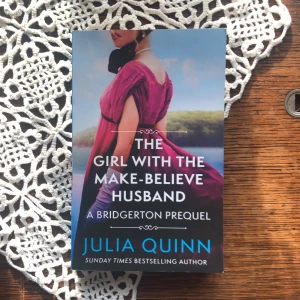 The Girl With The Make-Believe Husband - DEL 2 - Rokesby serien. En romantisk och humoristisk Bridgerton-prequel om Cecilia som reser till New York för att rädda sin bror, men istället hamnar i en oväntad kärlekshistoria med Edward. Perfekt för dig som gillar historiska romaner, drama och oväntade vändningar!