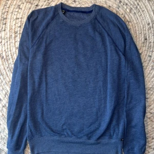 Blå tröja från Tom Ford - Stilren blå crewneck tröja från Tom Ford | Super skick! | Legit checkad av Vestiaire Collective ☑️ | Skriv vid minsta fundering, samt pris är förhandlingsbart!