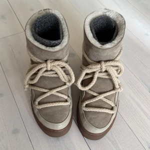 Beigea inuikii vinterskor  - Inuikii skor i superfint skick! Säljer fler inuikii skor i andra färger🙌