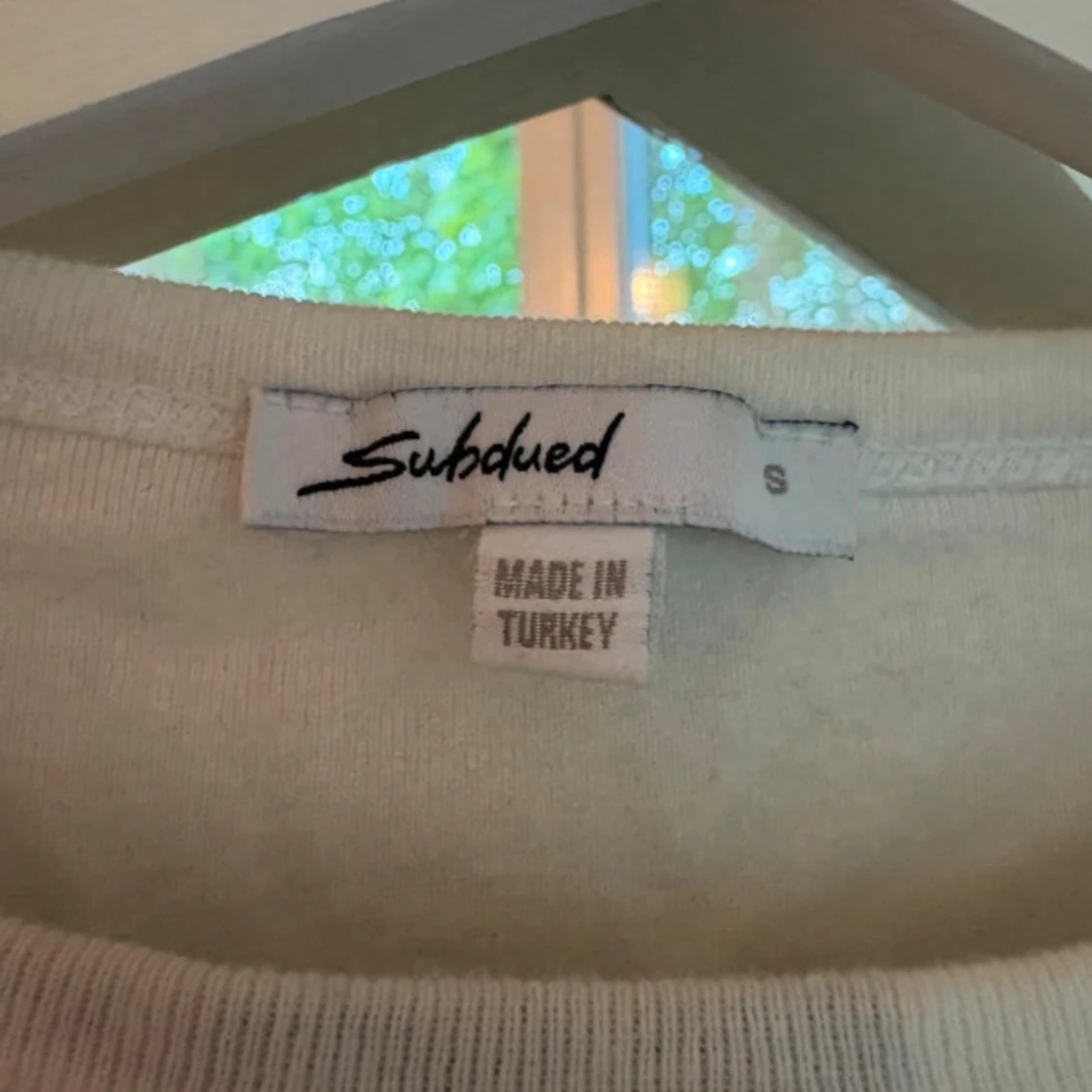 Vit t-shirt med grönt tryck från Subdued - 1