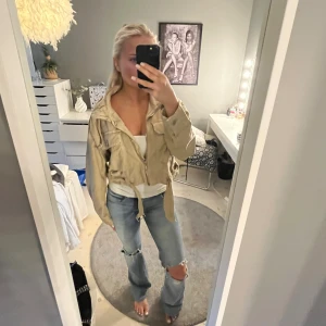 Jacka  - säljer denna jacka💕Ända defekten är att dragkedjan är lite trasig!