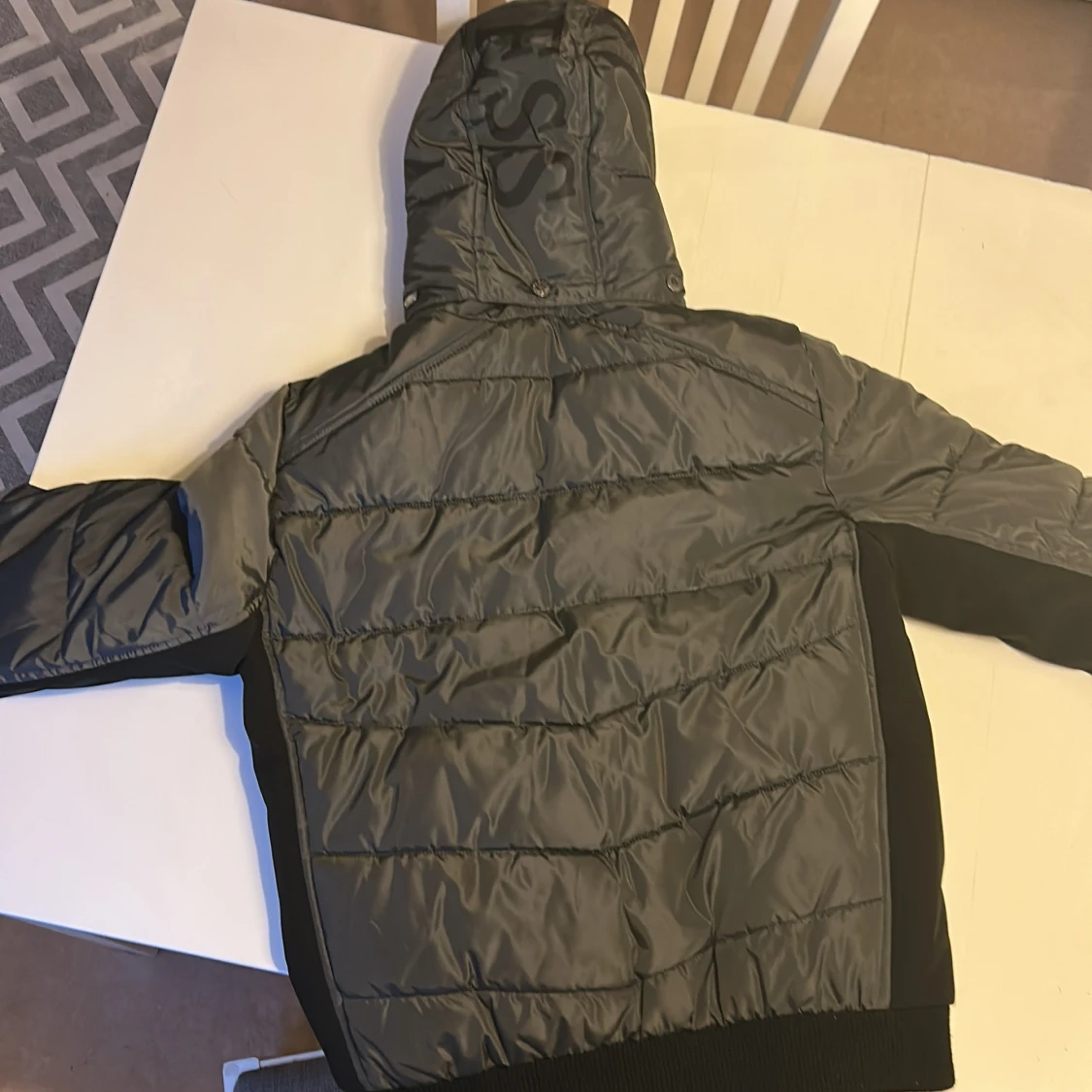 Grå pufferjacka från Guess med huva - 4