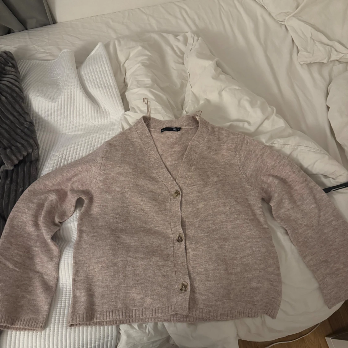 Beige kofta från 157 med knappar