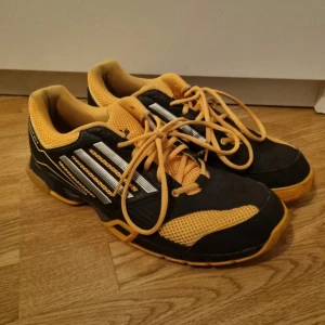 Sneakers  - Säljer dessa sneakers från Adidas. De har använts några få gånger, se defekt på sista bilden. Innersulan: 29 cm
